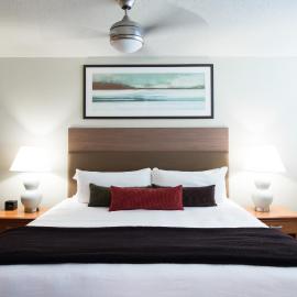 West Coast Suites at UBC，位于温哥华的酒店