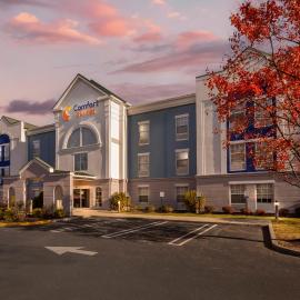Comfort Suites East Brunswick - South River，位于东不伦瑞克的酒店