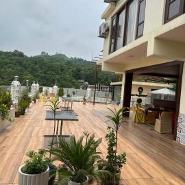 Hotel Anant Restaurant And Bar，位于马恩迪的酒店