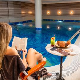 Cosmopolitan Hotel & Wellness，位于鲁塞的酒店