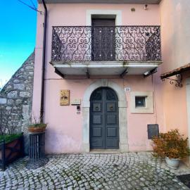 Don Pasquale Scontrone House，位于Scontrone的酒店