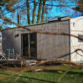 Tiny House Pioneer 5 - Green Tiny Spot Friesland，位于绍尔滕斯的酒店