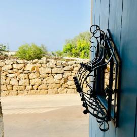 Traditional entire maisonette close to airport，位于比尔泽布贾的酒店