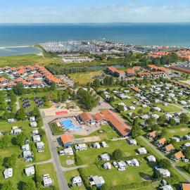 First Camp Bogense Strand Camping & Cottages，位于博恩瑟的酒店