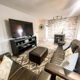 Modern Condo Central Huron Boat Basin Area，位于休伦湖的酒店