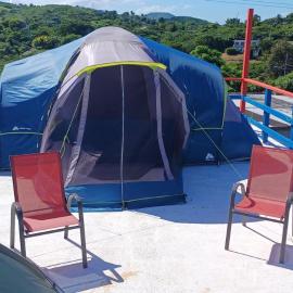 Rooster Run Camping is a - rooftop & elevated camping experience! Incredible views of The Rain Forrest and Culebra across the Atlantic Ocean - Tents, towels, comfortable Air Beds, Warm Shower-Central Location- 5 beaches -25 min walk & Ferry is 20 min，位于别克斯的酒店