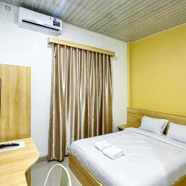 RedDoorz Plus at Krishna Homestay Kupang，位于古邦的酒店