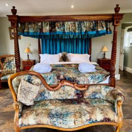 Burtree Country House, Tipi's, Treehouse & Lodge & house rooms with hot tubs in a private garden，位于瑟斯克的酒店