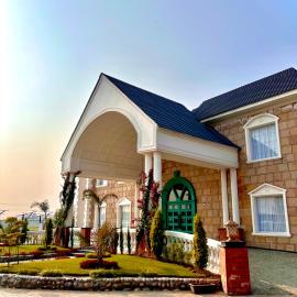Western World Resort and Banquets，位于Sarāi Banjāra的酒店