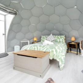 Deerstone Glamping-Weets Hill dome with Hot tub，位于Earby的酒店