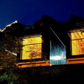Black Stone Hilltop Great Wall Lodge & Whisky Lounge，位于东庄河的酒店