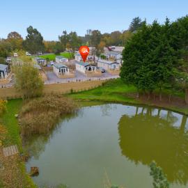 Lake View Holiday Home - Fishing Lakes, Heated Outdoor Swimming Pool 500yrds on Sister Park , Pool Open May to September，位于埃克塞特的酒店