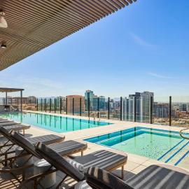 Global Luxury Suites at Downtown Phoenix，位于凤凰城的酒店