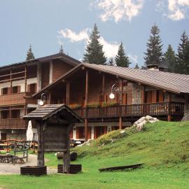 Rifugio Escursionistico Tita Piaz，位于阿姆佩佐的酒店