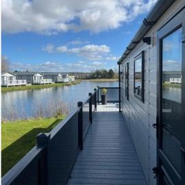 Lakeside location, sleeps 8, 3 bedrooms, fully glazed wrap around decking, Haven Lakeland, Lake District，位于Flookburgh的酒店