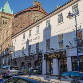 The Kings Head Hotel，位于阿伯加文尼的酒店