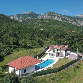 Five-Bedroom Holiday Home In Hrvace，位于Hrvace的酒店