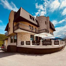 Hotel Citadela，位于Raskršće的酒店