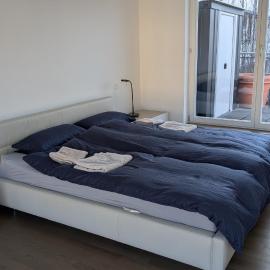 Doppelzimmer in großer Wohnung oberste Etage zentral gelegen DoubleBedroom in spacious Apartment on top floor central Munich