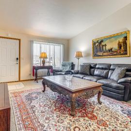 2 Mi to Lake Michigan: Cozy Duplex w/ Private Yard，位于马尼托沃克的酒店