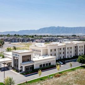 Comfort Inn & Suites Logan Near University，位于洛根的酒店