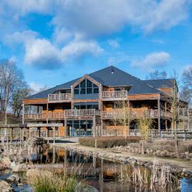 Recreatiedomein Warredal - The Lodge，位于Neeroeteren的酒店