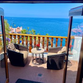 Hillside villa w pool, hot tub & bay views，位于阿瓦隆的酒店