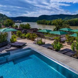 Gartenhotel & Weingut Pfeffel Dürnstein，位于杜伦斯坦的酒店