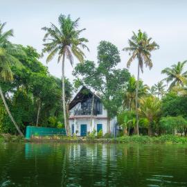 Lakefront 2BHK villa I A-frame balcony deck I BBQ grill I Hammock，位于奎隆的酒店