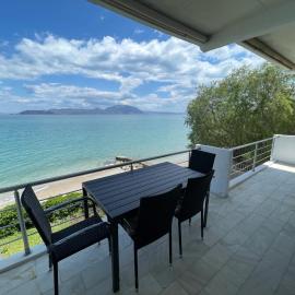Stunning Beachfront Apartment Strátos，位于Nerántza的酒店