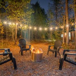 Laid Back Cabin 7 Mn to Glacier, Private Fire Pit，位于Coram的酒店