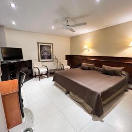 Hotel Ciudad，位于圣地亚哥-德尔埃斯特罗的酒店