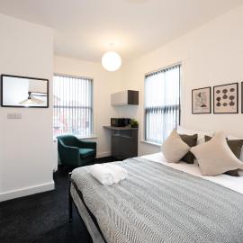 Private ensuite rooms with kitchen access by Irwell Stays
