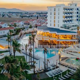 Lordos Beach Hotel & Spa，位于拉纳卡的酒店