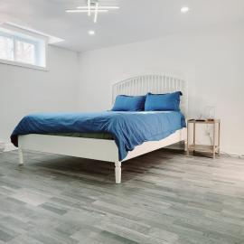 10 minutes to Montreal entire place 2 bedrooms private entrance，位于Laprairie的酒店