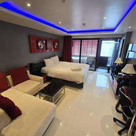 Absolute Bangla Jacuzzi Suites Condo，位于芭东海滩的酒店