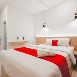 RedDoorz at Grand Mirza Near Pasar Grosir Batik Setono Pekalongan，位于北加浪岸的酒店