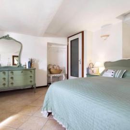 The Boards House on Lake Como - House or Master bedroom only，位于Dorio的酒店