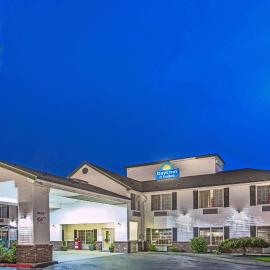 Days Inn & Suites by Wyndham Gresham，位于格雷舍姆的酒店