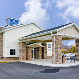 Cobblestone Inn & Suites - Ambridge, PA，位于Ambridge的酒店