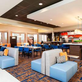 Courtyard Chicago Glenview/Northbrook，位于格伦维尤的酒店