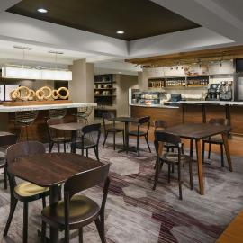 Courtyard by Marriott Chicago Bloomingdale，位于布鲁明戴尔的酒店