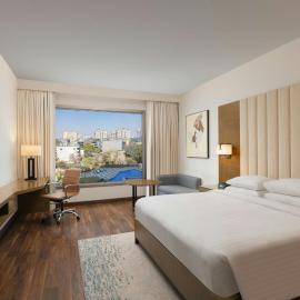 Courtyard by Marriott Gurugram Downtown，位于古尔冈的酒店