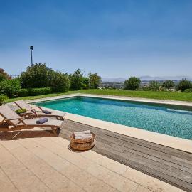 Luxury Maisonette with Pool，位于帕利尼的酒店