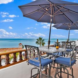 Gorgeous Oceanfront villa with panoramic views，位于阿瓦隆的酒店