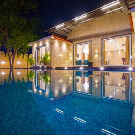 Alaya Stays 5 BHK Roohmon's Farm with Private Pool, Garden & Bar，位于Thūr的酒店