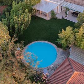 Spacious House with Cottage&Pool，位于纳夫普利翁的酒店