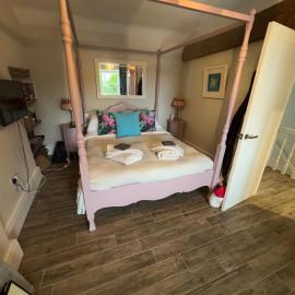 Prior Hall Farm Cottage - 3 bedroom luxury cottage in center of Malham，位于马勒姆的酒店
