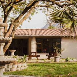 The Calabash Lodge And Restaurant，位于埃祖尔韦尼的酒店