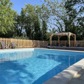 ZEcamping 4 étoiles familial avec pataugeoire et jacuzzi，位于库隆的酒店